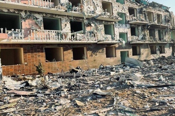 Спасатели показали последствия ночного ракетного удара по Сергеевке (фото, видео)
