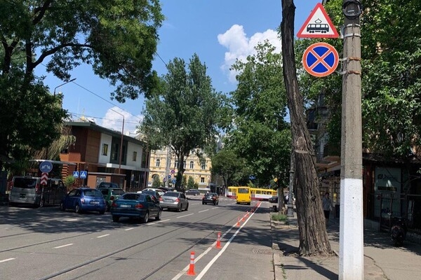 Одесские коммунальщики наносят разметку и устанавливают столбики