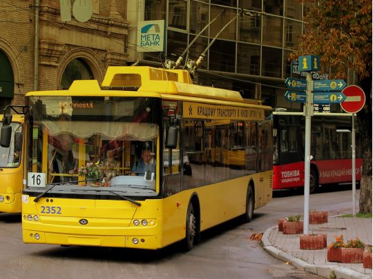 В Києві через аварію змінили маршрут двох популярних тролейбусів: що потрібно враховувати при пересуванні містом