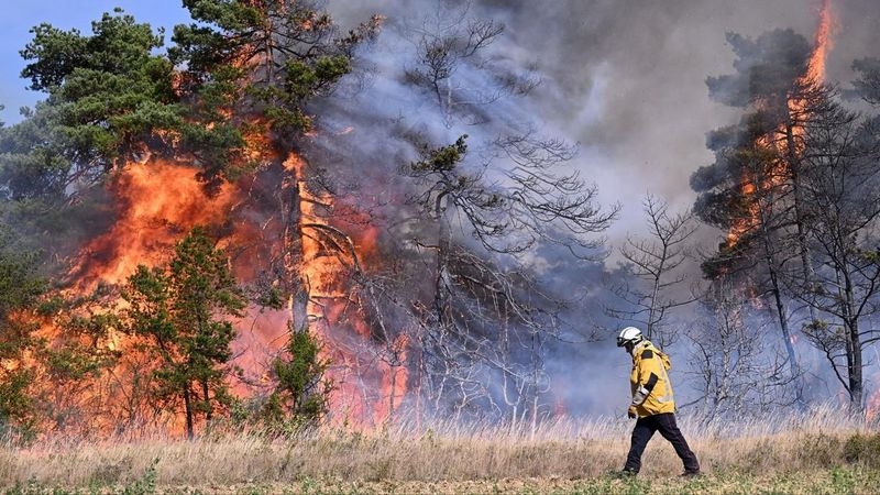 На півдні Франції вирує пожежа-монстр: її видно з космосу