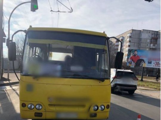 Різанина в маршрутці: в Одесі пасажир під час поїздки отримав удар ножем у живіт