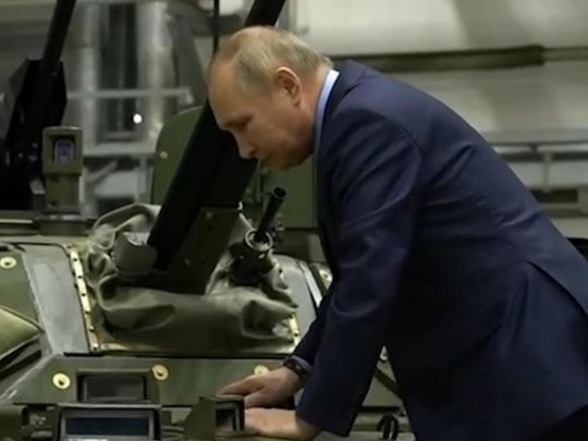 «Як Єльцин»: путін в Тулі заліз на військову техніку й закликав виготовляти ще більше зброї