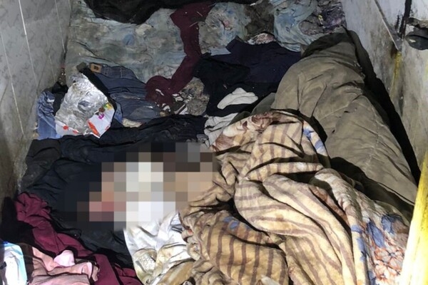 В Одессе задержали бездомную, которая родила и бросила младенца в заброшке на "Двух Столбах"