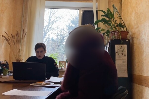 В Одессе задержали бездомную, которая родила и бросила младенца в заброшке на "Двух Столбах"