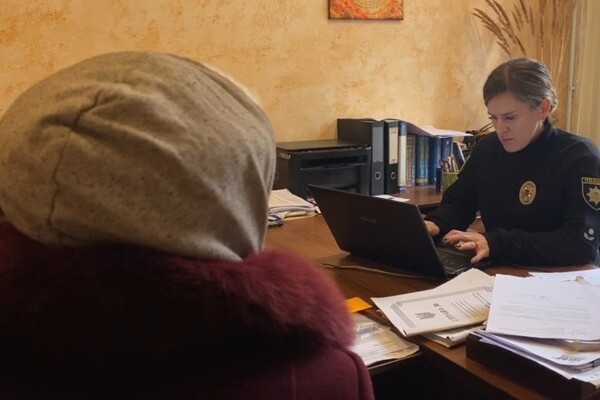 В Одессе задержали бездомную, которая родила и бросила младенца в заброшке на "Двух Столбах"