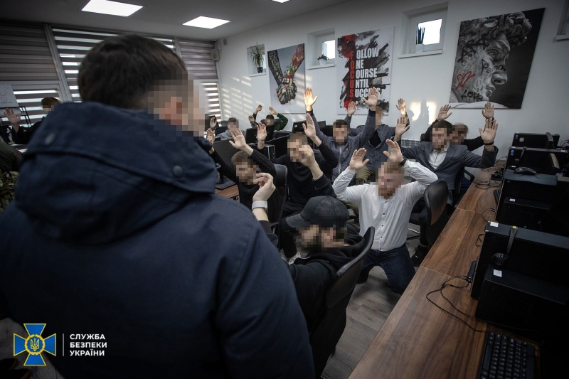 Використовуючи викрадені бази даних, шахраї вкрали 100 мільйонів гривень із банківських рахунків мешканців Маріуполя (фото, відео)