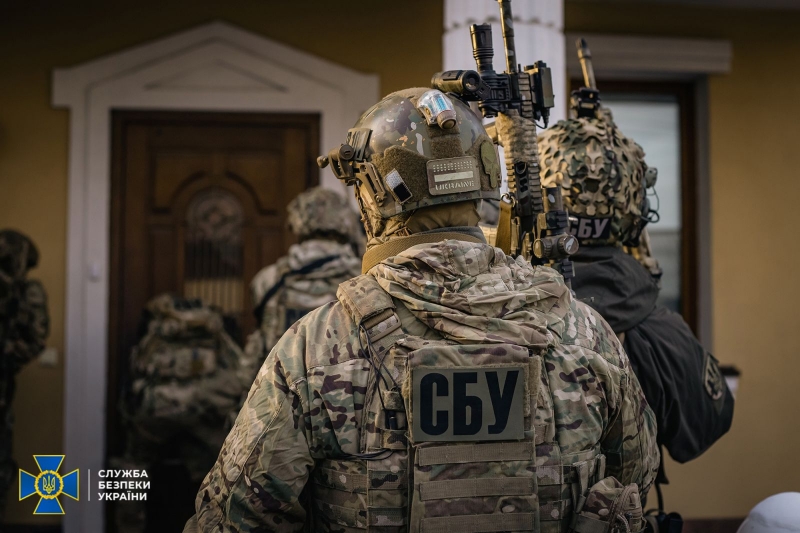 Використовуючи викрадені бази даних, шахраї вкрали 100 мільйонів гривень із банківських рахунків мешканців Маріуполя (фото, відео)