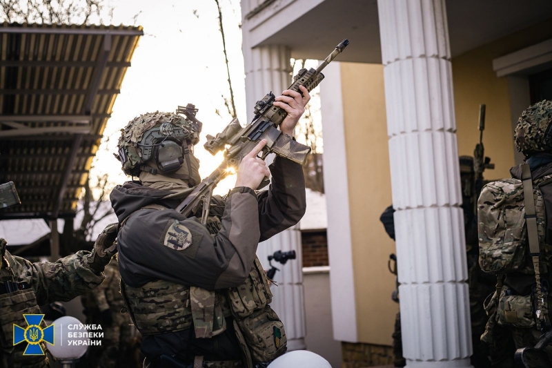 Використовуючи викрадені бази даних, шахраї вкрали 100 мільйонів гривень із банківських рахунків мешканців Маріуполя (фото, відео)