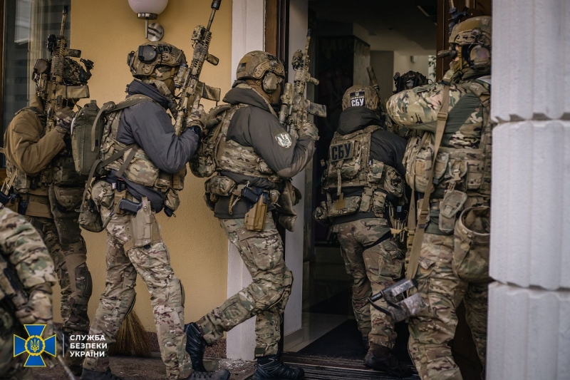 Використовуючи викрадені бази даних, шахраї вкрали 100 мільйонів гривень із банківських рахунків мешканців Маріуполя (фото, відео)