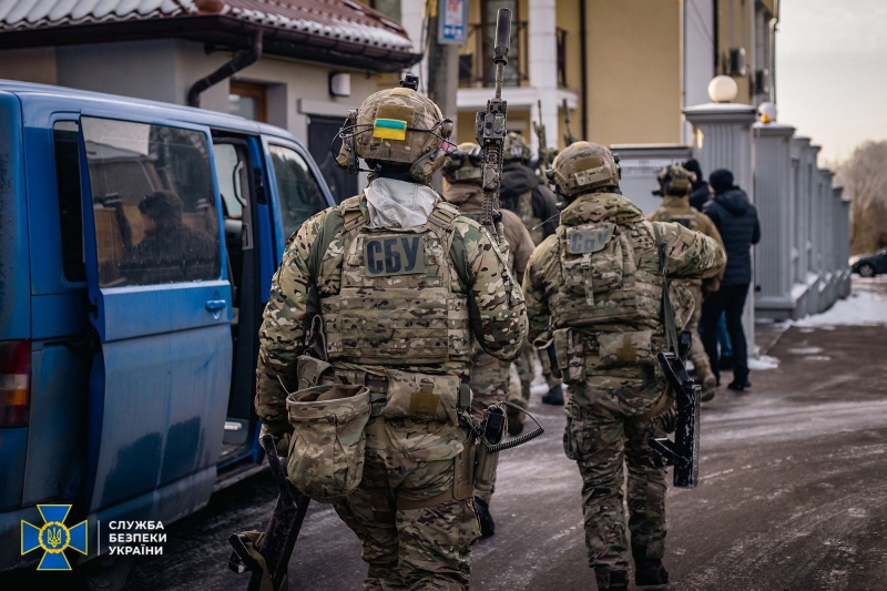 Використовуючи викрадені бази даних, шахраї вкрали 100 мільйонів гривень із банківських рахунків мешканців Маріуполя (фото, відео)