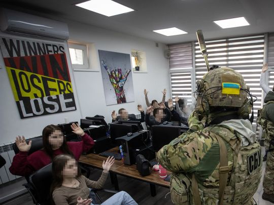Використовуючи викрадені бази даних, шахраї вкрали 100 мільйонів гривень із банківських рахунків мешканців Маріуполя (фото, відео)