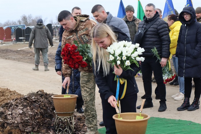«Кожні вихідні приїжджаю до коханого і розмовляю з ним»: у Харкові перепоховали Героя України, який віддав життя, прикривши відхід побратимів