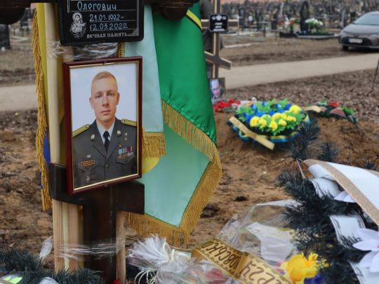 «Кожні вихідні приїжджаю до коханого і розмовляю з ним»: у Харкові перепоховали Героя України, який віддав життя, прикривши відхід побратимів