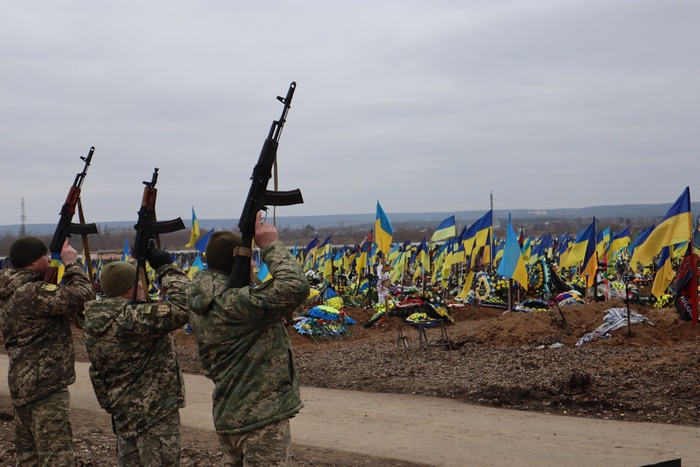 «Кожні вихідні приїжджаю до коханого і розмовляю з ним»: у Харкові перепоховали Героя України, який віддав життя, прикривши відхід побратимів
