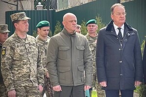 Ко Дню пограничника в Одессе открыли монумент "Стена Героев"