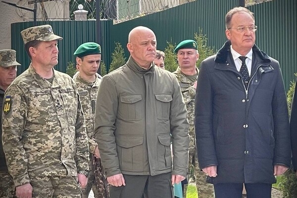Ко Дню пограничника в Одессе открыли монумент "Стена Героев"