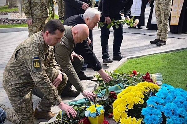 Ко Дню пограничника в Одессе открыли монумент "Стена Героев"