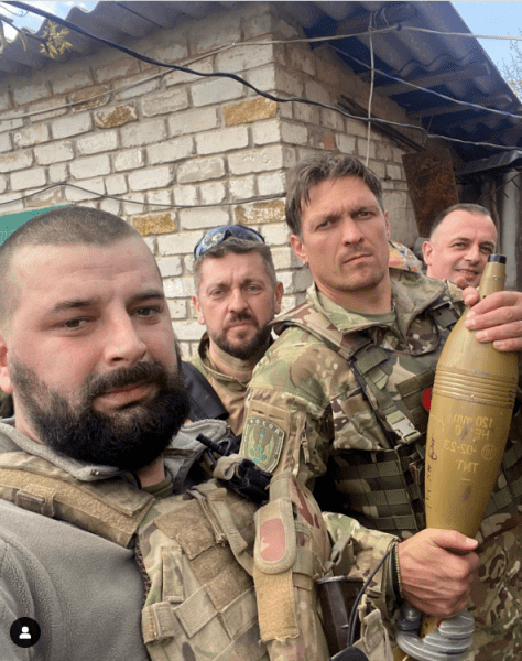Усик приїхав на фронт до українських воїнів та відправив «подарунок» рашистам (відео)