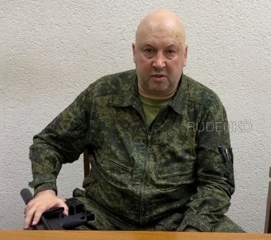Не зовсім тверезий генерал суровікін звернувся до вагнерівців: у пригожина відповіли «сирійському м'яснику»