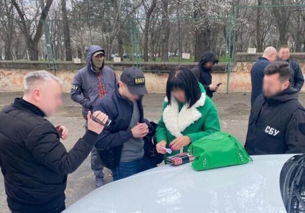 Попавшуюся на взятке одесскую судью отстранили от должности