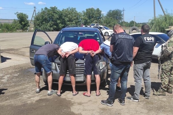 В Одесской области иностранцы вывозили украинцев за границу в багажнике автомобиля