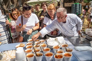 Борщ с бычками у библиотеки и концерт в Горсаду: как одесситы отмечали День независимости