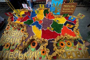 Борщ с бычками у библиотеки и концерт в Горсаду: как одесситы отмечали День независимости