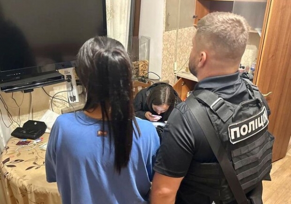 В Одессе задержали сутенершу, которая торговала девушками через телеграм (видео)