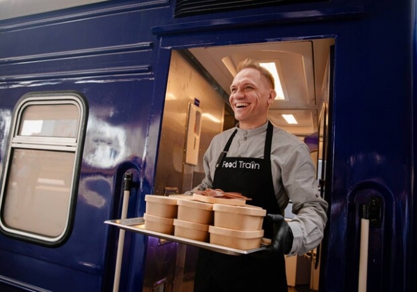 "Укрзализныця" представила первый в мире поезд-кухню Food Train - фото