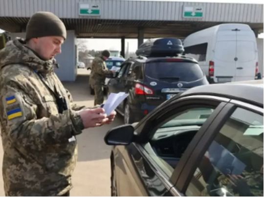 Немає технічної можливості: адвокатка пояснила, чому прикордонники не зможуть обмежувати виїзд жінок за кордон