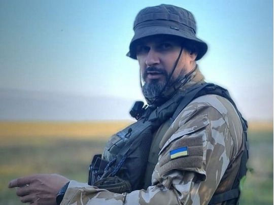 «У госпіталізації немає необхідності»: знову поранений на фронті Олег Сенцов показав «подаруночок», який застряг у бронежилеті (фото)
