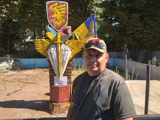 «Зупиняються військові, їхні родичі, а цивільні, на жаль, рідко»: після поранення захисник здолав тисячу км заради збору коштів побратимам