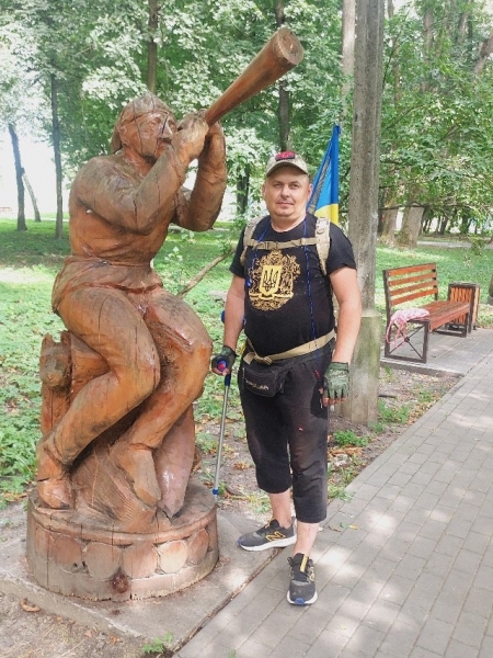 «Зупиняються військові, їхні родичі, а цивільні, на жаль, рідко»: після поранення захисник здолав тисячу км заради збору коштів побратимам