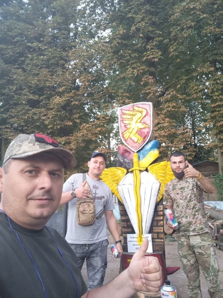 «Зупиняються військові, їхні родичі, а цивільні, на жаль, рідко»: після поранення захисник здолав тисячу км заради збору коштів побратимам