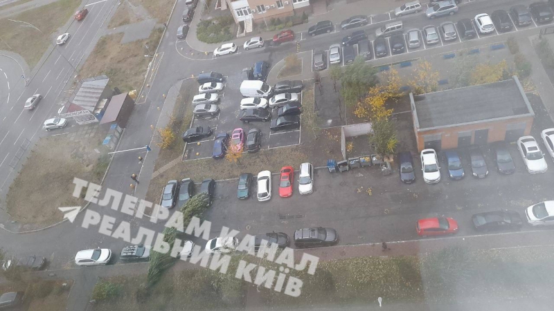 «Вітровий Армагедон» в Києві: сильний вітер вириває в столиці з коренем дерева і трощить рекламні конструкції (відео)