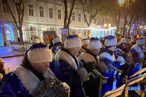 В Одессе зажгли главную новогоднюю елку города
