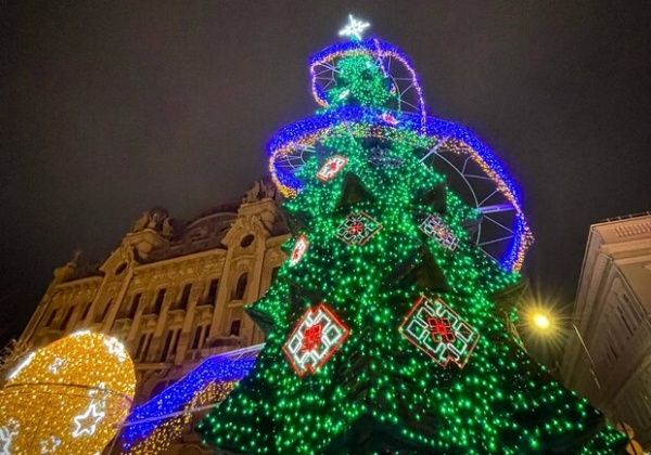 В Одессе зажгли главную новогоднюю елку города