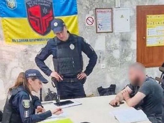 У Львові блогер посадив 9-річну доньку за кермо автомобіля: у поліції «оцінили» (фото, відео)