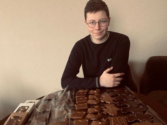«За півтора роки не з’їв навіть плитки шоколаду. Все йде на реалізацію та ЗСУ»: школяр з Чернігівщини допомагає фронту, готуючи солодощі