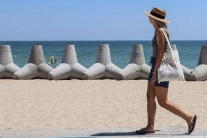 На пляжах в Черноморске купаются прямо с бетонными конструкциями: запрет никому не мешает 