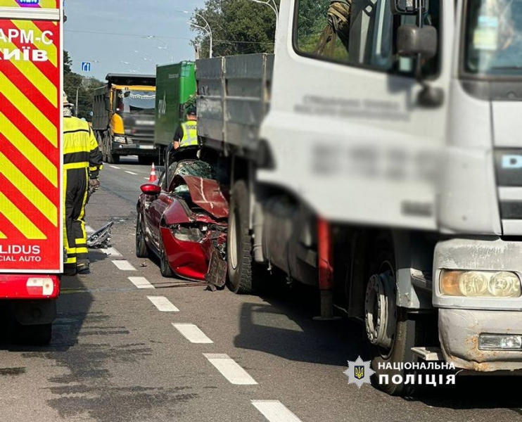 В Києві сталася смертельна ДТП з легковиком та вантажним автомобілем: загинув водій