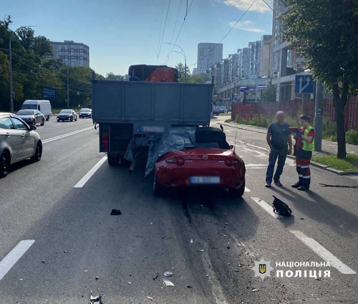 В Києві сталася смертельна ДТП з легковиком та вантажним автомобілем: загинув водій