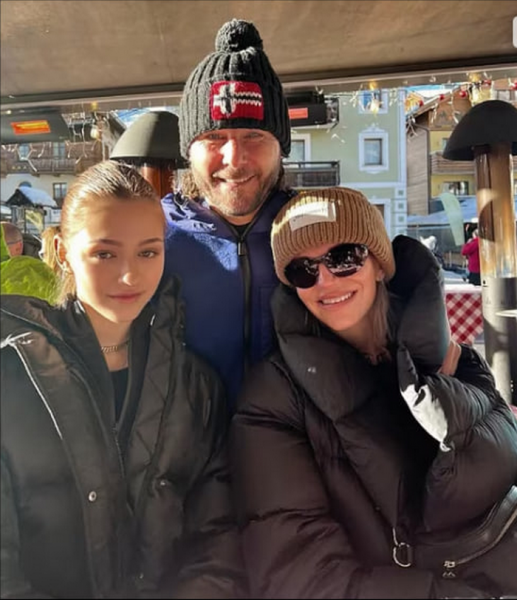 Володар «Золотого м'яча» покликав заміж відому співачку (фото, відео)