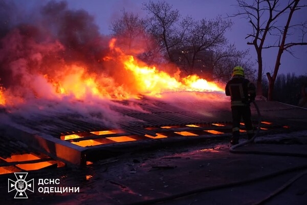 Масштабный пожар на складе в Одессе: пламя тушили более полусотни спасателей