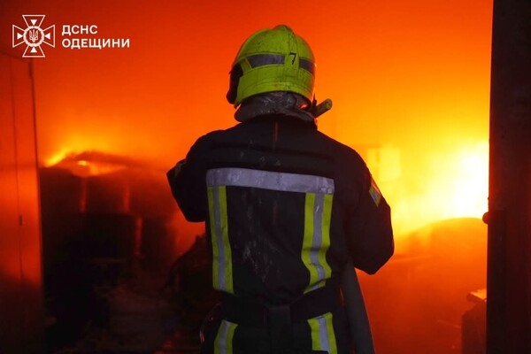 Масштабный пожар на складе в Одессе: пламя тушили более полусотни спасателей