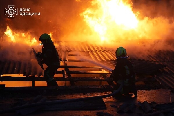 Масштабный пожар на складе в Одессе: пламя тушили более полусотни спасателей