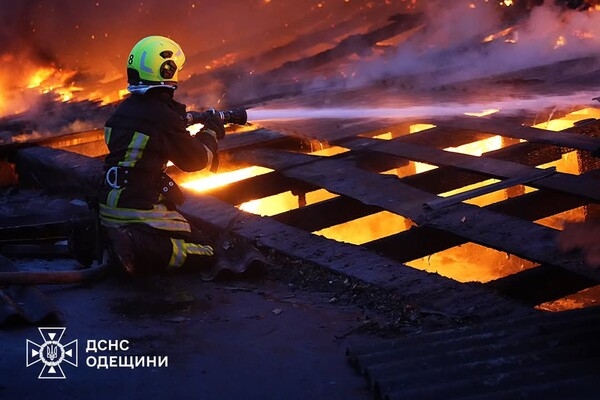 Масштабный пожар на складе в Одессе: пламя тушили более полусотни спасателей
