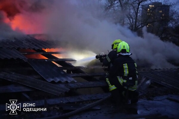 Масштабный пожар на складе в Одессе: пламя тушили более полусотни спасателей